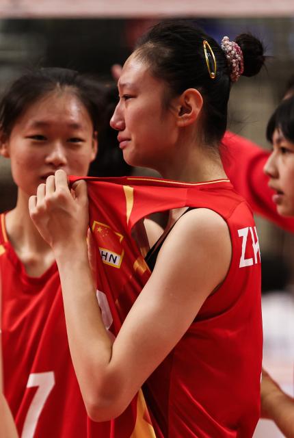 (260817) -- SANTIAGO, Aug. 17, 2026 (Xinhua) -- Zhang Yijia (front) of China cries after the bronze final match between China and Chinese Taipei at the FIVB Volleyball Girls' U17 World Championship in Santiago, Chile, Aug. 16, 2026. (Xinhua/Zhou Jiayi)