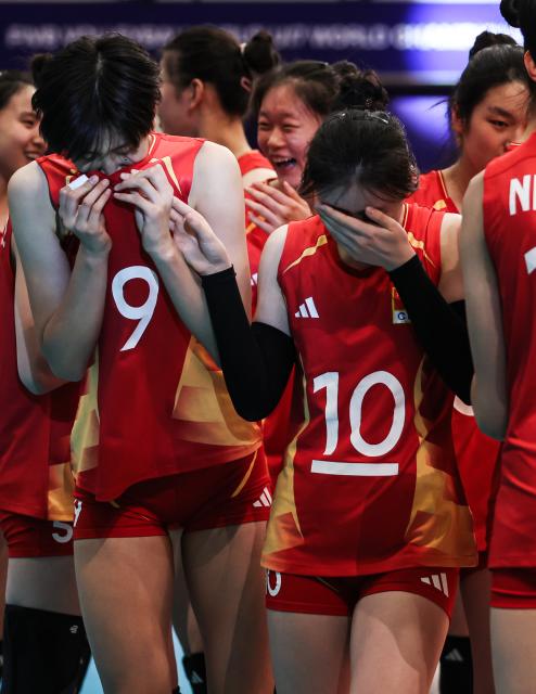 (260817) -- SANTIAGO, Aug. 17, 2026 (Xinhua) -- Xuan Yachen (R) and Ren Sichen (L) of China cry after winning the bronze final match between China and Chinese Taipei at the FIVB Volleyball Girls' U17 World Championship in Santiago, Chile, Aug. 16, 2026. (Xinhua/Zhou Jiayi)