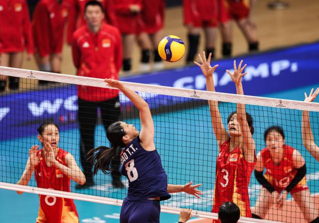 (260817) -- SANTIAGO, Aug. 17, 2026 (Xinhua) -- Zhao Yuhan (2nd R) of China blocks the ball during the bronze final match between China and Chinese Taipei at the FIVB Volleyball Girls' U17 World Championship in Santiago, Chile, Aug. 16, 2026. (Xinhua/Zhou Jiayi)