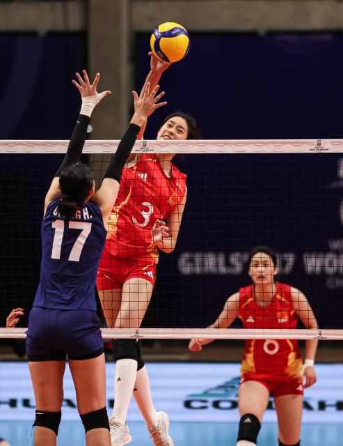 (260817) -- SANTIAGO, Aug. 17, 2026 (Xinhua) -- Zhao Yuhan (top) of China competes during the bronze final match between China and Chinese Taipei at the FIVB Volleyball Girls' U17 World Championship in Santiago, Chile, Aug. 16, 2026. (Xinhua/Zhou Jiayi)