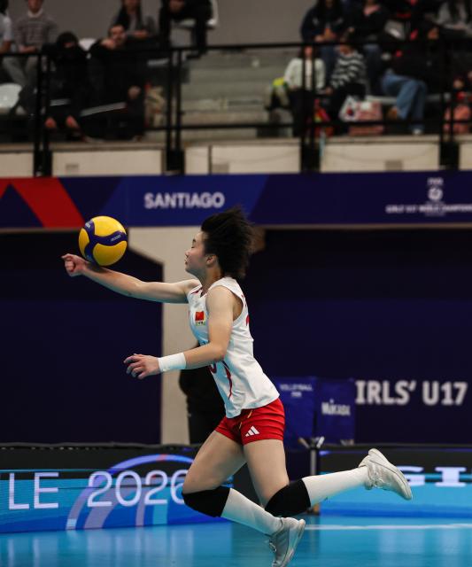 (260817) -- SANTIAGO, Aug. 17, 2026 (Xinhua) -- Chen Qi'en of China saves the ball during the bronze final match between China and Chinese Taipei at the FIVB Volleyball Girls' U17 World Championship in Santiago, Chile, Aug. 16, 2026. (Xinhua/Zhou Jiayi)