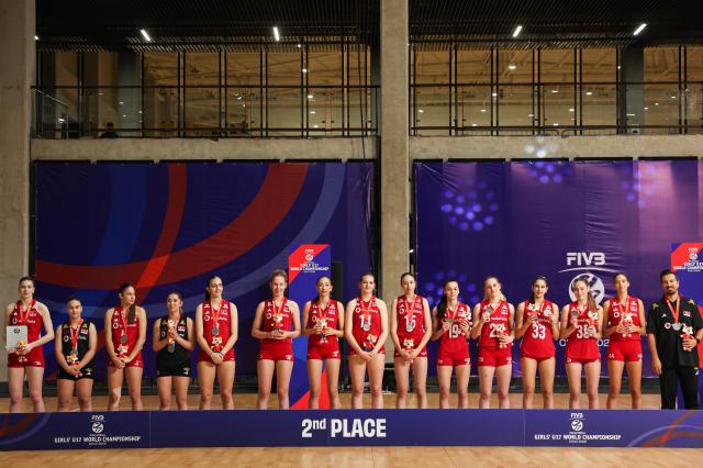 (260817) -- SANTIAGO, Aug. 17, 2026 (Xinhua) -- Silver medalists team Türkiye attend the awarding ceremony after the final match between the United States and Türkiye at the FIVB Volleyball Girls' U17 World Championship in Santiago, Chile, Aug. 16, 2026. (Xinhua/Zhou Jiayi)