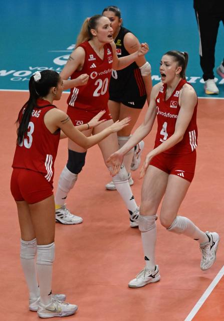 (260817) -- SANTIAGO, Aug. 17, 2026 (Xinhua) -- Players of Türkiye celebrate scoring during the final match between the United States and Türkiye at the FIVB Volleyball Girls' U17 World Championship in Santiago, Chile, Aug. 16, 2026. (Photo by Jorge Villegas/Xinhua)