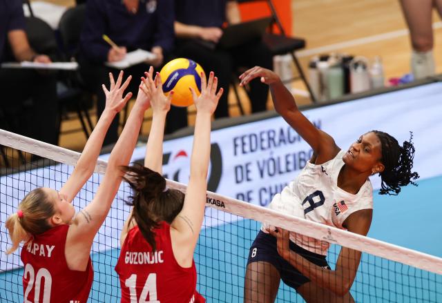 (260817) -- SANTIAGO, Aug. 17, 2026 (Xinhua) -- Kari Knotts (1st R) of the United States spikes the ball during the final match between the United States and Türkiye at the FIVB Volleyball Girls' U17 World Championship in Santiago, Chile, Aug. 16, 2026. (Xinhua/Zhou Jiayi)