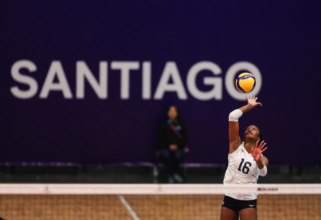 (260817) -- SANTIAGO, Aug. 17, 2026 (Xinhua) -- Maya Ogbogu of the United States serves the ball during the final match between the United States and Türkiye at the FIVB Volleyball Girls' U17 World Championship in Santiago, Chile, Aug. 16, 2026. (Xinhua/Zhou Jiayi)