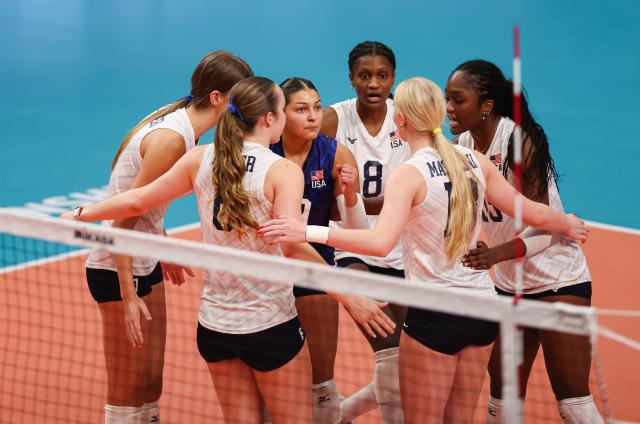 (260817) -- SANTIAGO, Aug. 17, 2026 (Xinhua) -- Players of the United States cheer each up during the final match between the United States and Türkiye at the FIVB Volleyball Girls' U17 World Championship in Santiago, Chile, Aug. 16, 2026. (Xinhua/Zhou Jiayi)