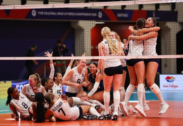 (260817) -- SANTIAGO, Aug. 17, 2026 (Xinhua) -- Players of the United States celebrate after the final match between the United States and Türkiye at the FIVB Volleyball Girls' U17 World Championship in Santiago, Chile, Aug. 16, 2026. (Xinhua/Zhou Jiayi)