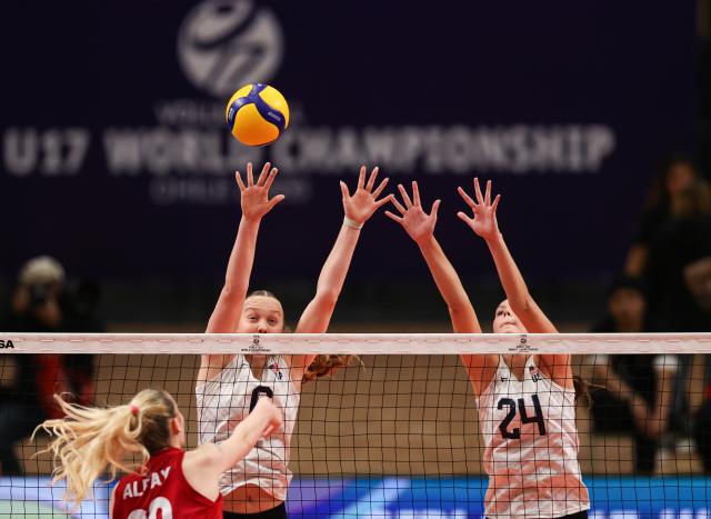 (260817) -- SANTIAGO, Aug. 17, 2026 (Xinhua) -- Ellie Enger (back L) and Maija Mortensen (back R) of the United States block the ball during the final match between the United States and Türkiye at the FIVB Volleyball Girls' U17 World Championship in Santiago, Chile, Aug. 16, 2026. (Xinhua/Zhou Jiayi)