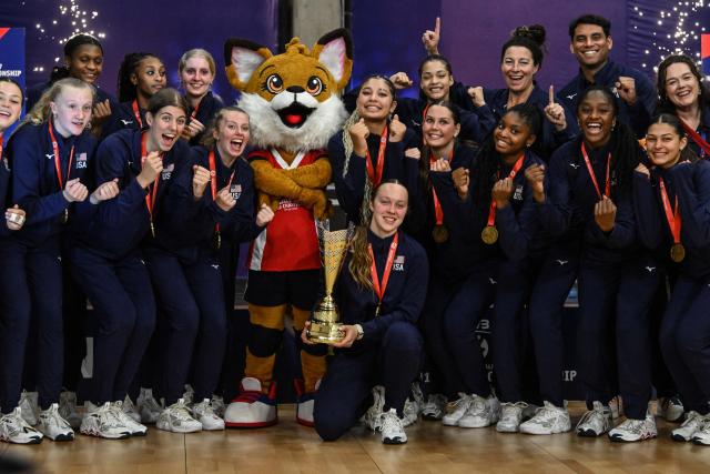(260817) -- SANTIAGO, Aug. 17, 2026 (Xinhua) -- Gold medalists team the United States pose for a photo after the awarding ceremony after the final match between the United States and Türkiye at the FIVB Volleyball Girls' U17 World Championship in Santiago, Chile, Aug. 16, 2026. (Xinhua/Zhou Jiayi)