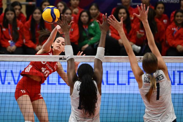 (260817) -- SANTIAGO, Aug. 17, 2026 (Xinhua) -- Aylin Ecrin Uzuner (1st L) of Türkiye spikes the ball during the final match between the United States and Türkiye at the FIVB Volleyball Girls' U17 World Championship in Santiago, Chile, Aug. 16, 2026. (Photo by Jorge Villegas/Xinhua)