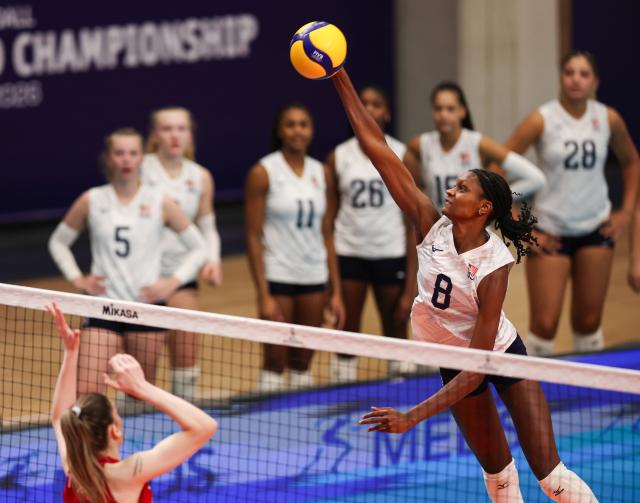 (260817) -- SANTIAGO, Aug. 17, 2026 (Xinhua) -- Kari Knotts (top) of the United States spikes the ball during the final match between the United States and Türkiye at the FIVB Volleyball Girls' U17 World Championship in Santiago, Chile, Aug. 16, 2026. (Xinhua/Zhou Jiayi)