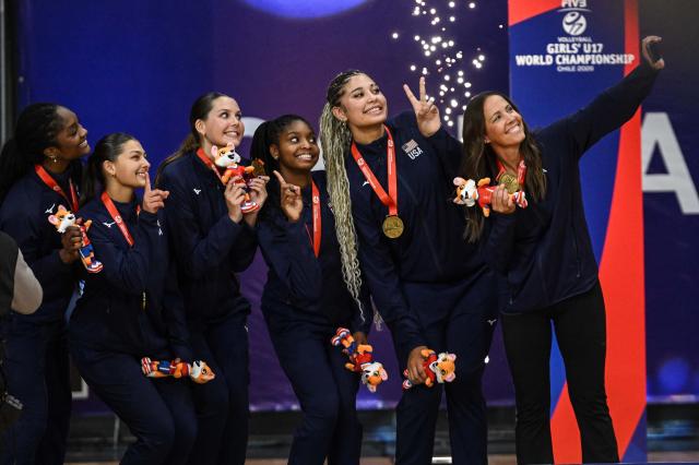 (260817) -- SANTIAGO, Aug. 17, 2026 (Xinhua) -- Gold medalists team the United States pose for a photo during the awarding ceremony after the final match between the United States and Türkiye at the FIVB Volleyball Girls' U17 World Championship in Santiago, Chile, Aug. 16, 2026. (Photo by Jorge Villegas/Xinhua)