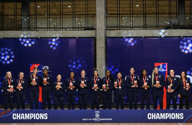 (260817) -- SANTIAGO, Aug. 17, 2026 (Xinhua) -- Gold medalists team the United States attend the awarding ceremony after the final match between the United States and Türkiye at the FIVB Volleyball Girls' U17 World Championship in Santiago, Chile, Aug. 16, 2026. (Photo by Jorge Villegas/Xinhua)