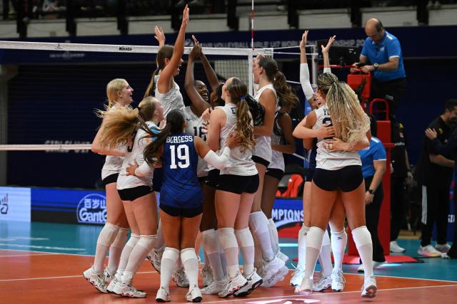 (260817) -- SANTIAGO, Aug. 17, 2026 (Xinhua) -- Players of the United States celebrate after the final match between the United States and Türkiye at the FIVB Volleyball Girls' U17 World Championship in Santiago, Chile, Aug. 16, 2026. (Photo by Jorge Villegas/Xinhua)