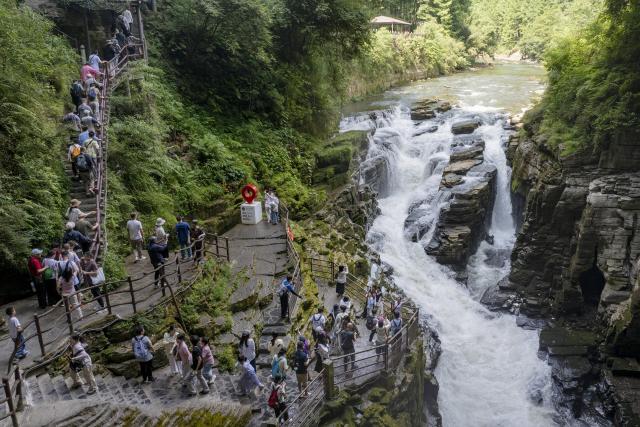 (260817) -- BEIJING, Aug. 17, 2026 (Xinhua) -- Tourists visit a scenic spot for summer retreat in Lichuan City, Enshi Tujia and Miao Autonomous Prefecture, central China's Hubei Province, July 26, 2026. TO GO WITH "China Focus: China unfolds AI landscape with diversified local strengths" (Photo by Zheng Gaofeng/Xinhua)