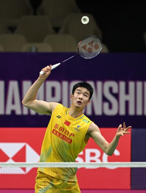 (260817) -- NEW DELHI, Aug. 17, 2026 (Xinhua) -- China's Li Shifeng competes during the men's singles round of 64 match against Dmitriy Panarin of Kazakhstan at BWF World Championships in New Delhi, Aug. 17, 2026. (Xinhua/Javed Dar)