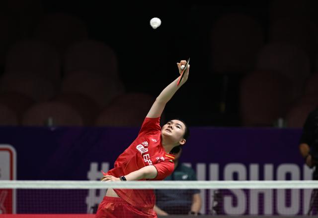 (260817) -- NEW DELHI, Aug. 17, 2026 (Xinhua) -- Han Yue of China competes during the women's singles round of 64 match against Kirsty Gilmour of Scotland at the 2026 BWF World Championships in New Delhi, India, Aug. 17, 2026. (Xinhua/Javed Dar)