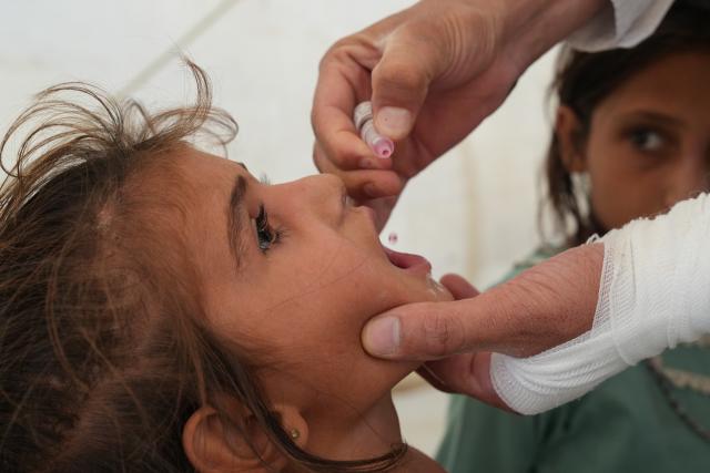 (260817) -- KABUL, Aug. 17, 2026 (Xinhua) -- A health worker administers a dose of polio vaccine to a refugee child in Kabul, Afghanistan, on Aug. 17, 2026. The Afghan government on Monday launched a polio vaccination campaign targeting children in five provinces to prevent further spread of the disease, local media outlet TOLOnews reported, citing the Ministry of Public Health. (Photo by Saifurahman Safi/Xinhua)