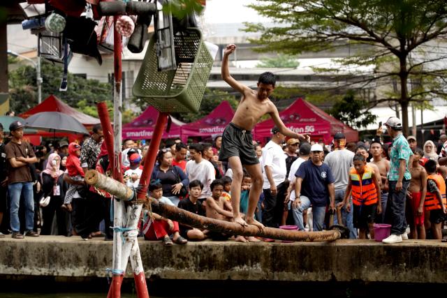 (260817) -- JAKARTA, Aug. 17, 2026 (Xinhua) -- A man takes part in a slippery pole climbing competition during a celebration event of the 81st anniversary of the founding of the Republic of Indonesia in Jakarta, Indonesia, Aug. 16, 2026. (Photo by Air Nakla/Xinhua)