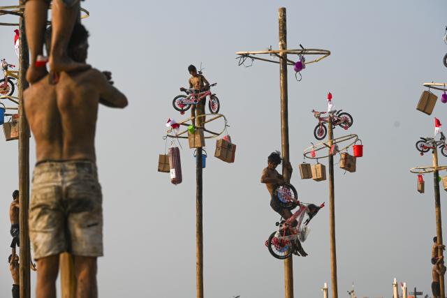 (260817) -- JAKARTA, Aug. 17, 2026 (Xinhua) -- People take part in a greased-pole climbing competition during a celebration event of the 81st anniversary of the founding of the Republic of Indonesia in Jakarta, Indonesia, Aug. 17, 2026. (Xinhua/Zulkarnain)