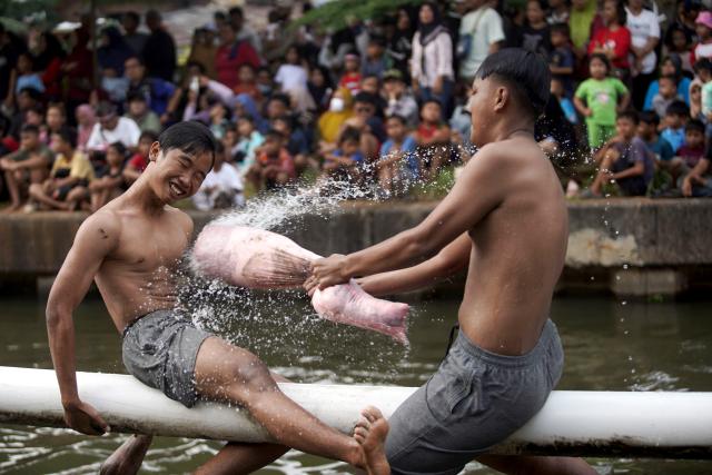 (260817) -- JAKARTA, Aug. 17, 2026 (Xinhua) -- People take part in a pillow fight during a celebration event of the 81st anniversary of the founding of the Republic of Indonesia in Jakarta, Indonesia, Aug. 16, 2026. (Photo by Air Nakla/Xinhua)