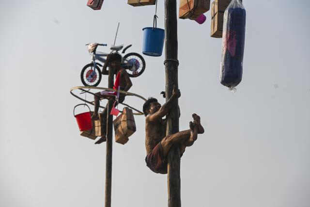 (260817) -- JAKARTA, Aug. 17, 2026 (Xinhua) -- People take part in a greased-pole climbing competition during a celebration event of the 81st anniversary of the founding of the Republic of Indonesia in Jakarta, Indonesia, Aug. 17, 2026. (Xinhua/Zulkarnain)