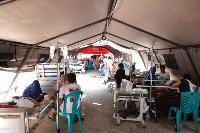 (260817) -- JAKARTA, Aug. 17, 2026 (Xinhua) -- Patients and their relatives rest at an emergency tent outside Komodo Regional Hospital, East Nusa Tenggara Province, Indonesia, Aug. 17, 2026. The death toll from a 7.7-magnitude earthquake that struck Indonesia's East Nusa Tenggara (NTT) province has risen to 68, the National Disaster Management Agency (BNPB) said Monday. (Indonesia's Ministry of Health/Handout via Xinhua)