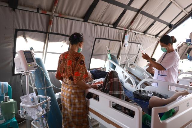 (260817) -- JAKARTA, Aug. 17, 2026 (Xinhua) -- A health worker treats a patient at an emergency tent outside Komodo Regional Hospital, East Nusa Tenggara Province, Indonesia, Aug. 17, 2026. The death toll from a 7.7-magnitude earthquake that struck Indonesia's East Nusa Tenggara (NTT) province has risen to 68, the National Disaster Management Agency (BNPB) said Monday. (Indonesia's Ministry of Health/Handout via Xinhua)