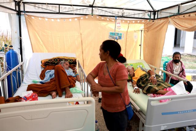 (260817) -- JAKARTA, Aug. 17, 2026 (Xinhua) -- Patients and their relatives rest at an emergency tent outside Komodo Regional Hospital, East Nusa Tenggara Province, Indonesia, Aug. 17, 2026. The death toll from a 7.7-magnitude earthquake that struck Indonesia's East Nusa Tenggara (NTT) province has risen to 68, the National Disaster Management Agency (BNPB) said Monday. (Indonesia's Ministry of Health/Handout via Xinhua)