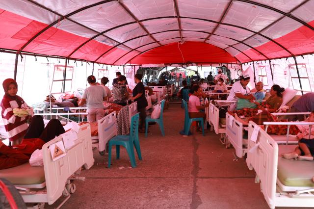 (260817) -- JAKARTA, Aug. 17, 2026 (Xinhua) -- Patients and their relatives rest at an emergency tent outside Komodo Regional Hospital, East Nusa Tenggara Province, Indonesia, Aug. 17, 2026. The death toll from a 7.7-magnitude earthquake that struck Indonesia's East Nusa Tenggara (NTT) province has risen to 68, the National Disaster Management Agency (BNPB) said Monday. (Indonesia's Ministry of Health/Handout via Xinhua)
