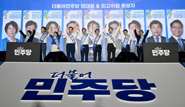 (260817) -- SEOUL, Aug. 17, 2026 (Xinhua) -- Kim Min-seok (4th R) gestures with other candidates during the national convention of South Korea's ruling Democratic Party of Korea, in Daejeon, South Korea, on Aug. 17, 2026. Former South Korean Prime Minister Kim Min-seok was elected leader of South Korea's ruling Democratic Party of Korea at the party's national convention held in Daejeon on Monday. (NEWSIS/Handout via Xinhua)