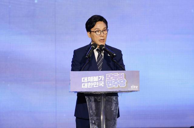 (260817) -- SEOUL, Aug. 17, 2026 (Xinhua) -- Kim Min-seok speaks at the national convention of South Korea's ruling Democratic Party of Korea in Daejeon, South Korea, on Aug. 17, 2026. Former South Korean Prime Minister Kim Min-seok was elected leader of South Korea's ruling Democratic Party of Korea at the party's national convention held in Daejeon on Monday. (NEWSIS/Handout via Xinhua)