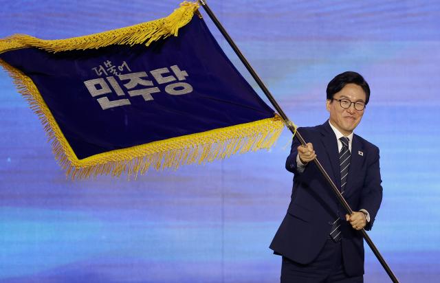 (260817) -- SEOUL, Aug. 17, 2026 (Xinhua) -- Kim Min-seok waves the flag of South Korea's ruling Democratic Party of Korea at the party's national convention in Daejeon, South Korea, on Aug. 17, 2026. Former South Korean Prime Minister Kim Min-seok was elected leader of South Korea's ruling Democratic Party of Korea at the party's national convention held in Daejeon on Monday. (NEWSIS/Handout via Xinhua)