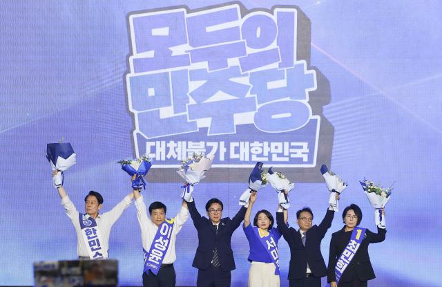 (260817) -- SEOUL, Aug. 17, 2026 (Xinhua) -- Kim Min-seok (3rd L) poses for a photo at the national convention of South Korea's ruling Democratic Party of Korea, in Daejeon, South Korea, on Aug. 17, 2026. Former South Korean Prime Minister Kim Min-seok was elected leader of South Korea's ruling Democratic Party of Korea at the party's national convention held in Daejeon on Monday. (NEWSIS/Handout via Xinhua)
