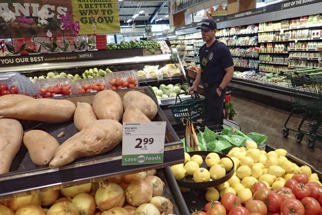 (260817) -- VANCOUVER, Aug. 17, 2026 (Xinhua) -- A customer shops for groceries at a supermarket in Vancouver, British Columbia, Canada, Aug. 17, 2026. Canada's Consumer Price Index (CPI) rose 3 percent year over year in July, following a 2.8 percent gain in June, Statistics Canada said Monday. (Photo by Liang Sen/Xinhua)