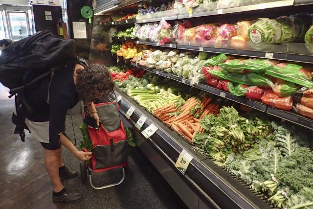 (260817) -- VANCOUVER, Aug. 17, 2026 (Xinhua) -- A customer shops for groceries at a supermarket in Vancouver, British Columbia, Canada, Aug. 17, 2026. Canada's Consumer Price Index (CPI) rose 3 percent year over year in July, following a 2.8 percent gain in June, Statistics Canada said Monday. (Photo by Liang Sen/Xinhua)