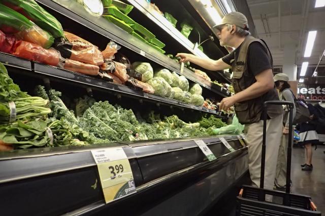 (260817) -- VANCOUVER, Aug. 17, 2026 (Xinhua) -- A customer shops for groceries at a supermarket in Vancouver, British Columbia, Canada, Aug. 17, 2026. Canada's Consumer Price Index (CPI) rose 3 percent year over year in July, following a 2.8 percent gain in June, Statistics Canada said Monday. (Photo by Liang Sen/Xinhua)