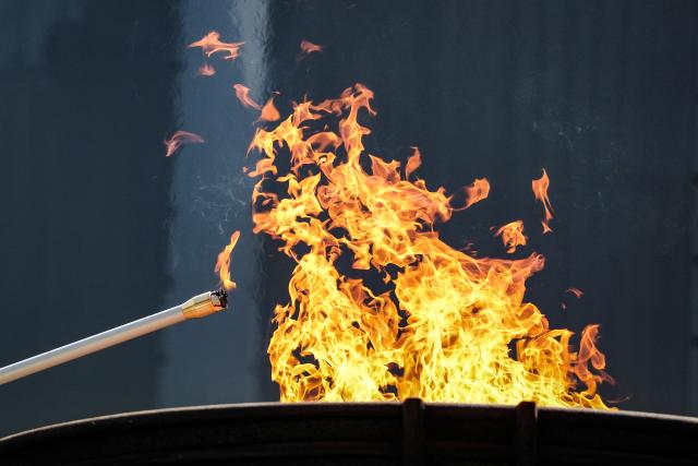 (260818) -- TOKYO, Aug. 18, 2026 (Xinhua) -- Japanese sprinter Kiryu Yoshihide lights the torch from the cauldron during the flame lighting ceremony for the 20th Asian Games in Tokyo, Japan, on Aug. 18, 2026. (Xinhua/Jia Haocheng)
