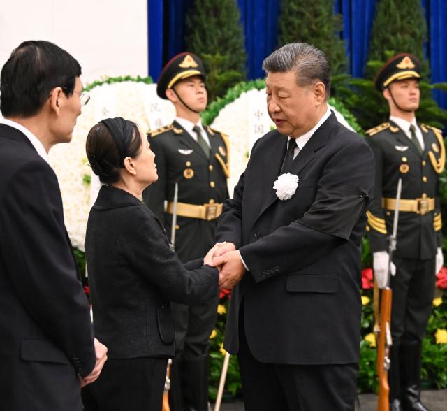 (260818) -- BEIJING, Aug. 18, 2026 (Xinhua) -- Xi Jinping shakes hands with a family member of Zhu Rongji to express deep condolences in Beijing, capital of China, Aug. 18, 2026. The body of former Chinese premier Zhu Rongji was cremated in Beijing on Tuesday. President Xi Jinping and other senior leaders of the Communist Party of China (CPC) and the state, including Li Qiang, Zhao Leji, Wang Huning, Cai Qi, Ding Xuexiang, Li Xi and Han Zheng, bid farewell to Zhu at the Babaoshan Revolutionary Cemetery on Tuesday morning. Hu Jintao sent a wreath to express his condolences over Zhu's passing. (Xinhua/Xie Huanchi)