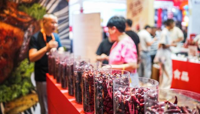 (260818) -- ZUNYI, Aug. 18, 2026 (Xinhua) -- People visit the 11th Guizhou (Zunyi) International Chili Expo in Zunyi City, southwest China's Guizhou Province, Aug. 18, 2026.
  The expo kicked off here on Tuesday, drawing more than 90 enterprises across the country for chili trade and technical cooperation. (Xinhua/Tao Liang)