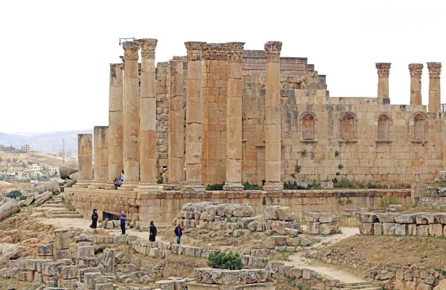 (260818) -- AMMAN, Aug. 18, 2026 (Xinhua) -- Tourists visit a Roman archaeological site in Jerash, Jordan, May 16, 2026.
  Located in the Middle East, Jordan is a land where ancient civilizations and modern life exist in concord. (Photo by Mohammad Abu Ghosh/Xinhua)