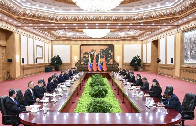 (260818) -- BEIJING, Aug. 18, 2026 (Xinhua) -- Chinese President Xi Jinping holds talks with President of the Republic of Ecuador Daniel Roy-Gilchrist Noboa Azín, who is on a state visit to China, at the Great Hall of the People in Beijing, capital of China, Aug. 18, 2026. (Xinhua/Zhang Ling)