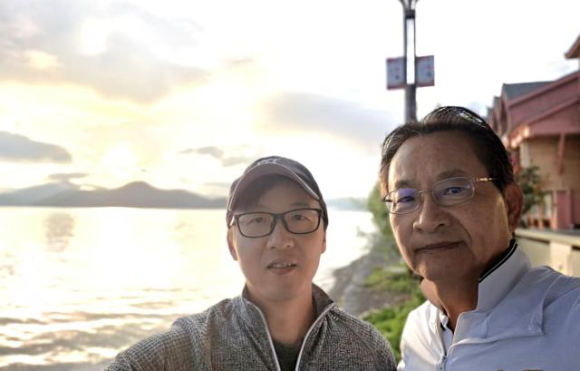 (260818) -- HANGZHOU, Aug. 18, 2026 (Xinhua) -- Chen Jie (L) and Fei Hai-ping take a selfie at the Lugu Lake in southwest China's Yunnan Province, July 9, 2026. TO GO WITH "Feature: A shutter click reunites cross-Strait kin separated for decades" (Xinhua)