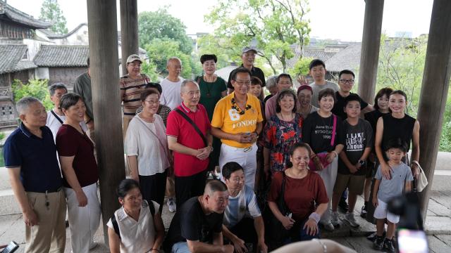 (260818) -- HANGZHOU, Aug. 18, 2026 (Xinhua) -- Fei Hai-ping (C) poses for a group photo with his relatives in Puyuan Township, east China's Zhejiang Province, Aug. 14, 2026. TO GO WITH "Feature: A shutter click reunites cross-Strait kin separated for decades" (Xinhua)