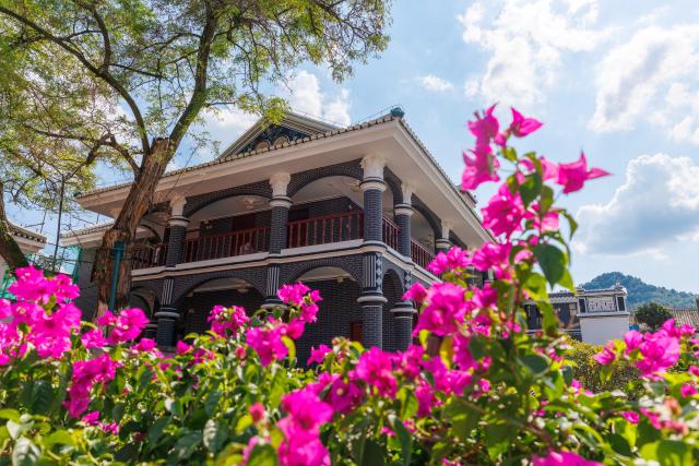 (260818) -- ZUNYI, Aug. 18, 2026 (Xinhua) -- This photo taken on Aug. 17, 2026 shows the site of the Zunyi Meeting in Zunyi City, southwest China's Guizhou Province.
  Renovation of the site of the Zunyi Meeting goes smoothly and will soon be completed. (Xinhua/Liu Xu)