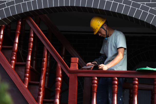(260818) -- ZUNYI, Aug. 18, 2026 (Xinhua) -- A worker renovates the site of the Zunyi Meeting in Zunyi City, southwest China's Guizhou Province, Aug. 17, 2026.
  Renovation of the site of the Zunyi Meeting goes smoothly and will soon be completed. (Xinhua/Yang Wenbin)