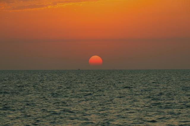 (260818) -- BAKU, Aug. 18, 2026 (Xinhua) -- This photo taken from a geophysical survey vessel operated by Caspian-Geo shows a view of the sunrise over the Caspian Sea near Baku, Azerbaijan, Aug. 18, 2026. (Xinhua/Chen Junfeng)