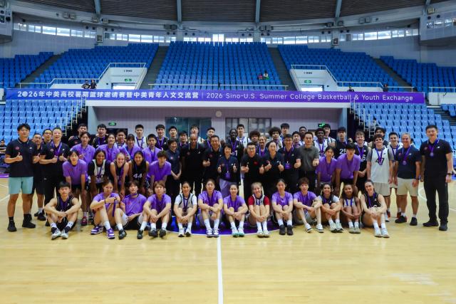 (260818) -- BEIJING, Aug. 18, 2026 (Xinhua) -- Chinese and American college students pose for a group photo at Tsinghua University's sports complex in Beijing, capital of China, Aug. 16, 2026.
  TO GO WITH "China Focus: China-U.S. basketball exchange brings young players together on and off court" (Xinhua)