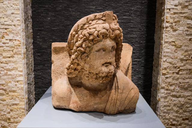 (260818) -- BEIJING, Aug. 18, 2026 (Xinhua) -- An exhibit is seen inside a museum in the ancient city of Petra, Jordan, July 23, 2026. Jiayuguan, the westernmost point of China's Ming Dynasty Great Wall, and the ancient city of Petra in Jordan are both landmarks boasting rich cultural heritage.
  In 2017, they established a twinhood relationship, built on the fact that both are UNESCO-listed World Heritage sites, distinguished by their unique and creative architecture in harmony with the natural environment.
  In 2025, the Chinese city of Jiayuguan and the Jordanian city of Petra signed an agreement on cooperation in culture and tourism at the archaeological site of Petra, seeking to strengthen the friendly ties between the two historical sites. (Xinhua/Xin Mengchen)