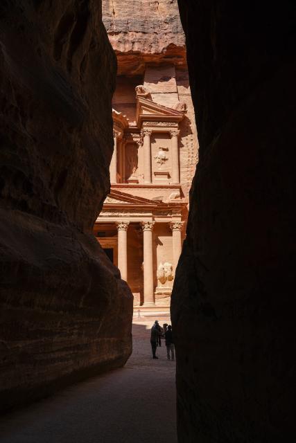 (260818) -- BEIJING, Aug. 18, 2026 (Xinhua) -- Tourists visit the Treasury in the ancient city of Petra, Jordan, July 23, 2026. Jiayuguan, the westernmost point of China's Ming Dynasty Great Wall, and the ancient city of Petra in Jordan are both landmarks boasting rich cultural heritage.
  In 2017, they established a twinhood relationship, built on the fact that both are UNESCO-listed World Heritage sites, distinguished by their unique and creative architecture in harmony with the natural environment.
  In 2025, the Chinese city of Jiayuguan and the Jordanian city of Petra signed an agreement on cooperation in culture and tourism at the archaeological site of Petra, seeking to strengthen the friendly ties between the two historical sites. (Xinhua/Xin Mengchen)